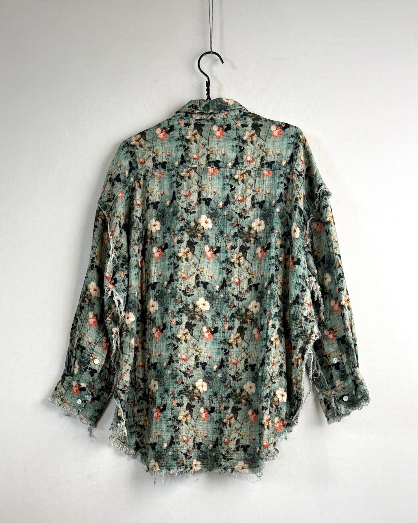 Shredded seam ruffle shirt