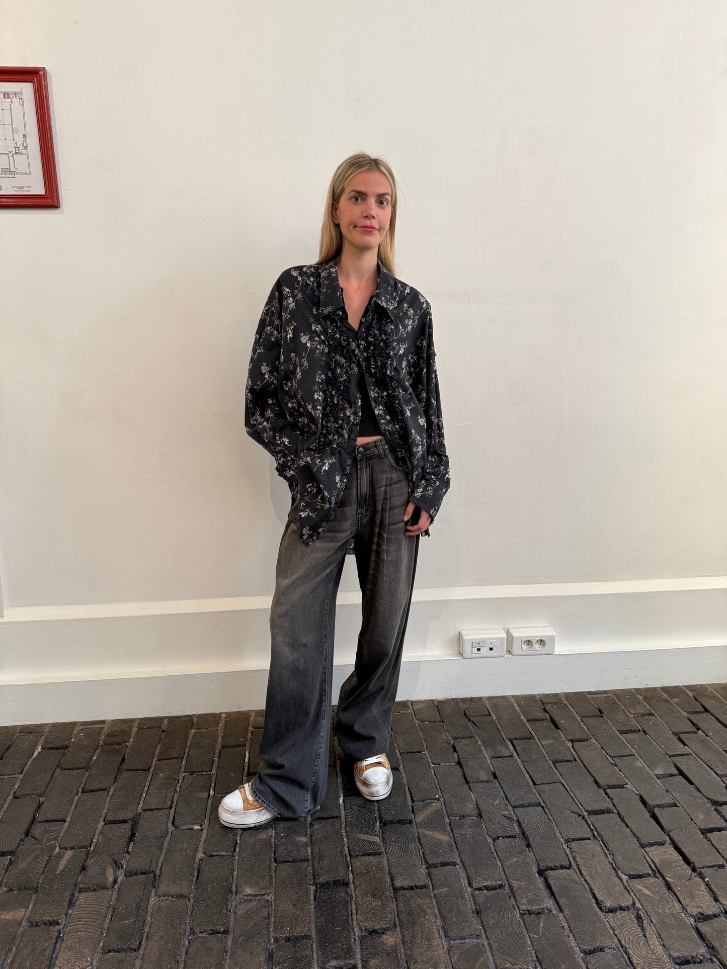 Shredded seam ruffle shirt