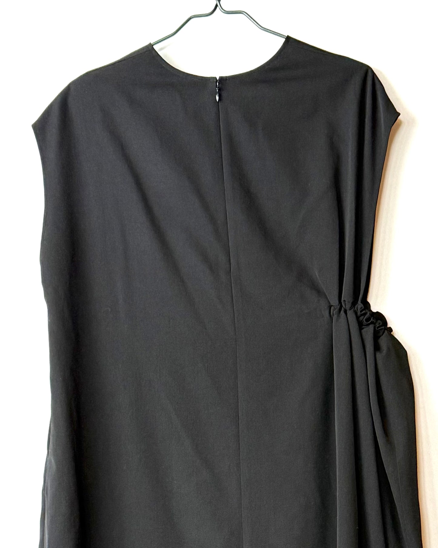 N-right side gathered dress